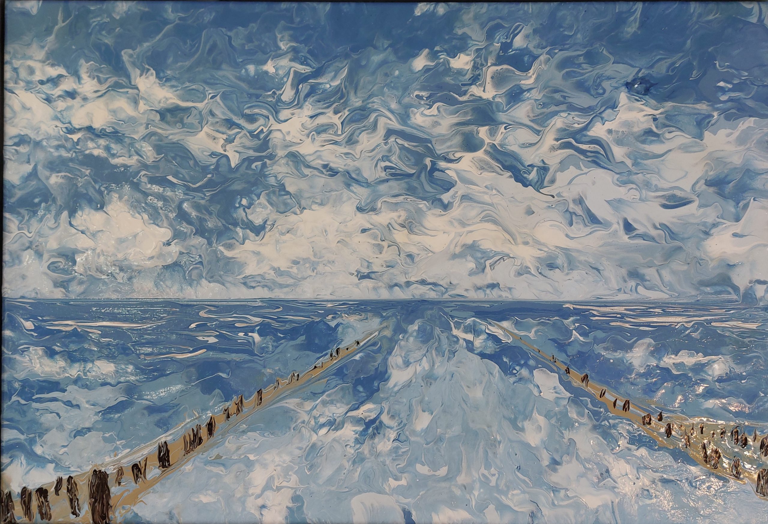 Een blauwe lucht gaat over in een even blauwe zee. Paalhoofden leiden je oog naar de horizon